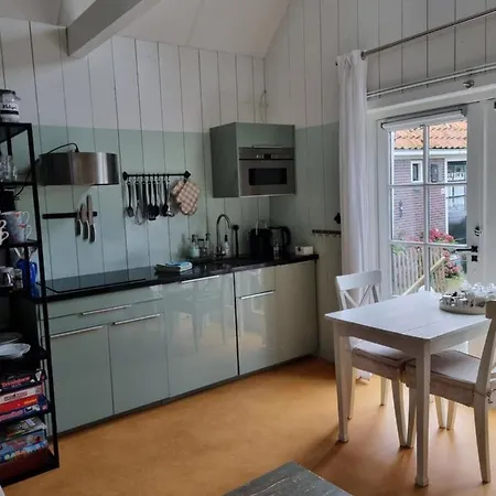 Bed & Breakfast Onder Aan De Dijk 4*
