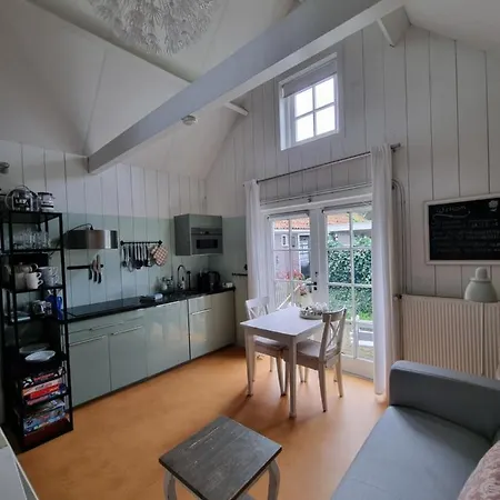 Onder Aan De Dijk Bed and Breakfast